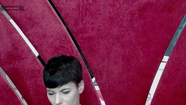 Snapshot of Roxxy_Rouge chatting on 10-25-25, 04:35 Roxxy Rouge online show from 10-25-25, 04:35