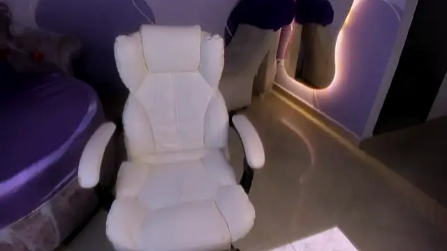 auroracute02 online show from 10-20-25, 01:11