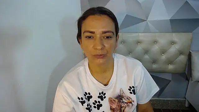 Snapshot of Milf-Prettyboobs chatting on 11-20-25, 10:37 Milf-Prettyboobs online show from 11-20-25, 10:37