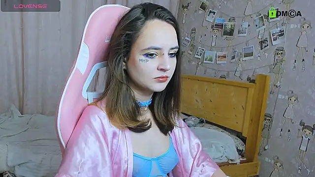 Elaine Hard online show from 11-18-25, 07:18