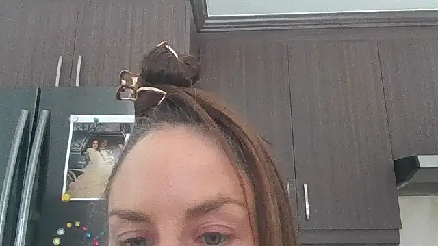 Snapshot of vivianneeee chatting on 03-15-25, 06:32 vivianneeee online show from 03-15-25, 06:32