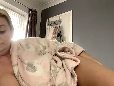 Snapshot of GoldenSquirter chatting on 03-21-25, 11:55 GoldenSquirter online show from 03-21-25, 11:55