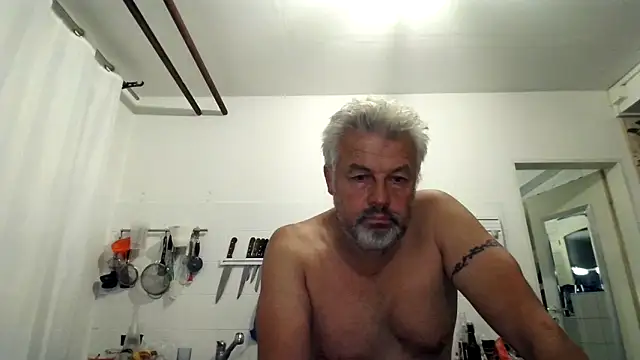 Snapshot of Berg_Boy chatting on 09-18-25, 09:17 Berg Boy online show from 09-18-25, 09:17