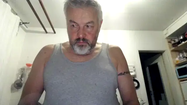 Snapshot of Berg_Boy chatting on 10-27-25, 05:22 Berg Boy online show from 10-27-25, 05:22