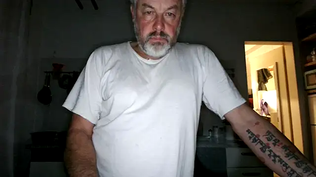 Snapshot of Berg_Boy chatting on 10-28-25, 04:38 Berg Boy online show from 10-28-25, 04:38