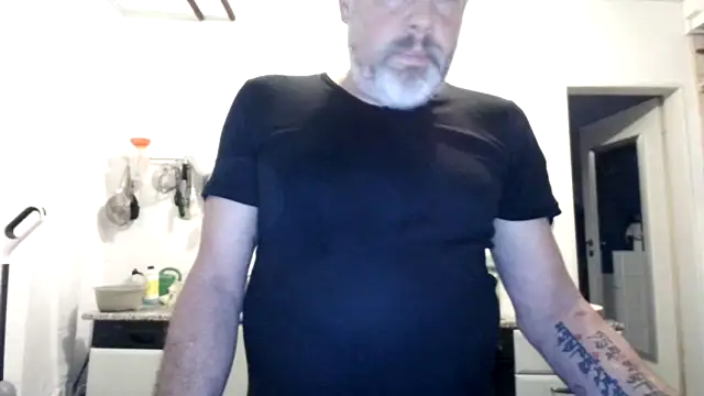 Snapshot of Berg_Boy chatting on 11-18-25, 05:34 Berg Boy online show from 11-18-25, 05:34