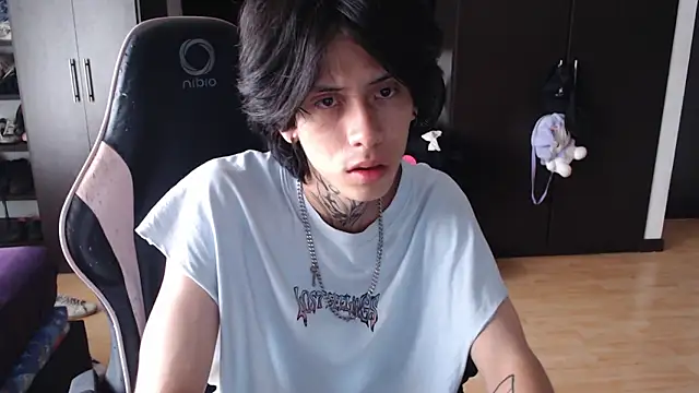 Snapshot of xIce_Boy chatting on 12-18-25, 02:01 xIce Boy online show from 12-18-25, 02:01