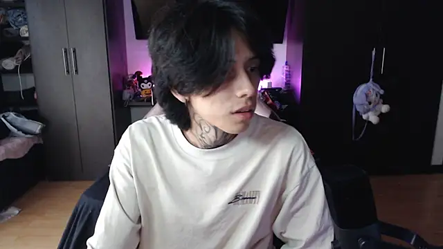 Snapshot of xIce_Boy chatting on 12-20-25, 09:55 xIce Boy online show from 12-20-25, 09:55