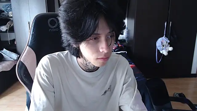 Snapshot of xIce_Boy chatting on 12-21-25, 02:13 xIce Boy online show from 12-21-25, 02:13