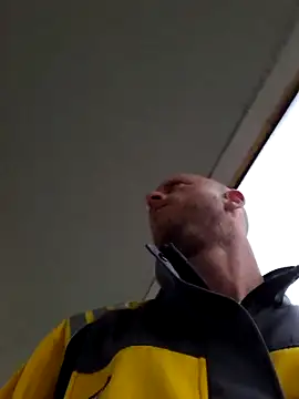 Snapshot of svenpfeifer chatting on 10-20-25, 02:50 svenpfeifer online show from 10-20-25, 02:50