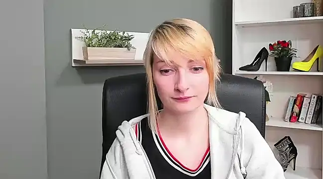 Snapshot of hottieBlair chatting on 03-17-25, 10:49 hottieBlair online show from 03-17-25, 10:49