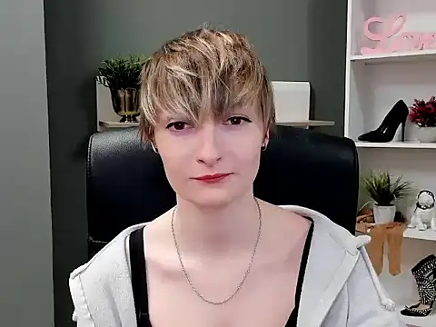 Snapshot of hottieBlair chatting on 09-25-25, 06:17 hottieBlair online show from 09-25-25, 06:17