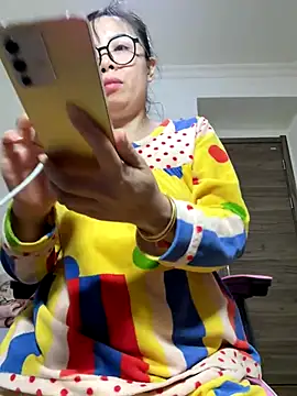 Snapshot of aa520uv chatting on 11-18-25, 02:43 aa520uv online show from 11-18-25, 02:43