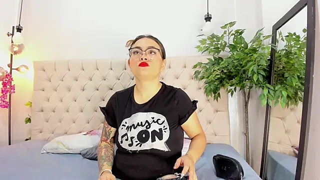Mia Collivens online show from 09-26-25, 10:41