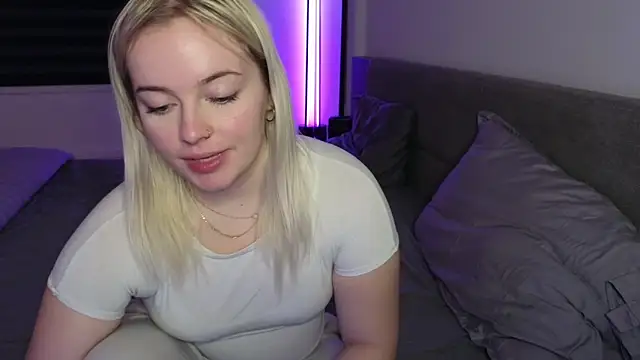 Snapshot of margot_robbie7 chatting on 11-17-25, 12:27 margot robbie7 online show from 11-17-25, 12:27