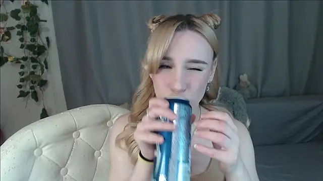 Snapshot of Mia__Kitty chatting on 03-19-25, 03:09 Mia  Kitty online show from 03-19-25, 03:09