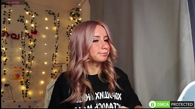 Snapshot of Mia__Kitty chatting on 09-21-25, 03:46 Mia  Kitty online show from 09-21-25, 03:46