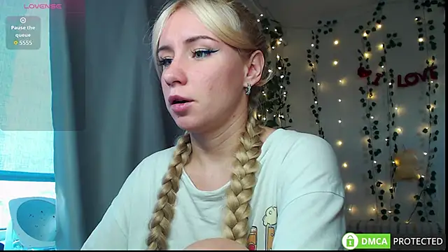 Snapshot of Mia__Kitty chatting on 10-17-25, 12:30 Mia  Kitty online show from 10-17-25, 12:30