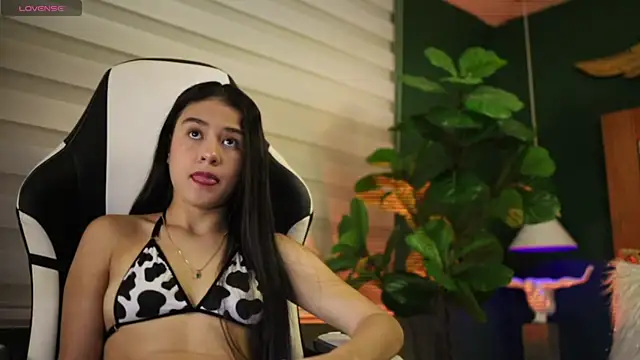 Snapshot of Danaa_Rouse chatting on 10-21-25, 08:53 Danaa Rouse online show from 10-21-25, 08:53