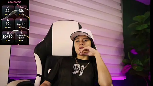 Snapshot of Danaa_Rouse chatting on 11-13-25, 01:15 Danaa Rouse online show from 11-13-25, 01:15