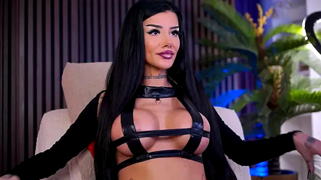 ChicaOra online show from 11-21-25, 08:07