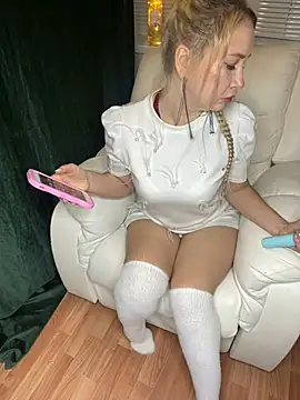 Snapshot of Nikusia chatting on 03-21-25, 04:07 Nikusia online show from 03-21-25, 04:07