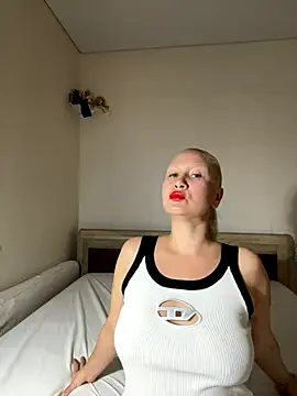 Snapshot of Nikusia chatting on 10-09-25, 01:42 Nikusia online show from 10-09-25, 01:42