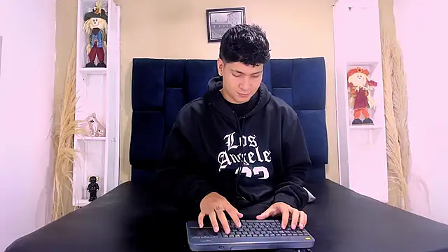 Jhojan twink online show from 10-10-25, 12:04