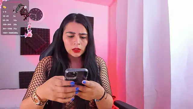 Snapshot of hannarusso chatting on 10-30-25, 10:43 hannarusso online show from 10-30-25, 10:43