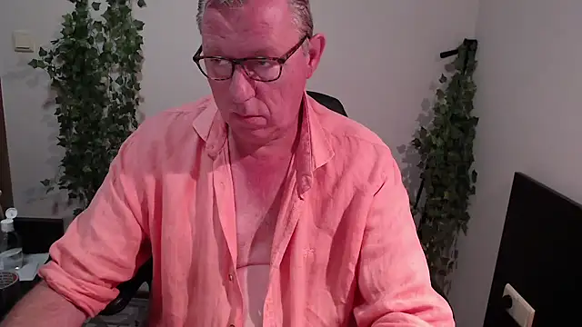 Snapshot of JamesBauer chatting on 09-24-25, 03:32 JamesBauer online show from 09-24-25, 03:32