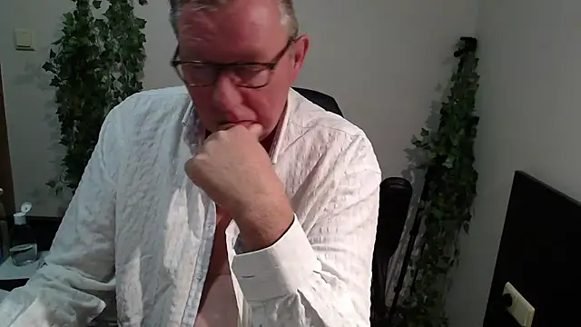 Snapshot of JamesBauer chatting on 09-27-25, 03:44 JamesBauer online show from 09-27-25, 03:44