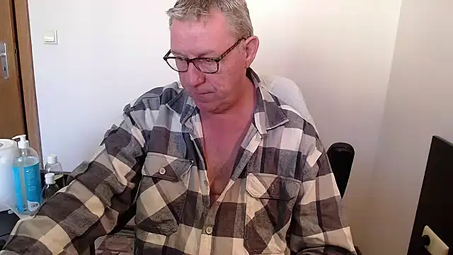 Snapshot of JamesBauer chatting on 10-19-25, 08:37 JamesBauer online show from 10-19-25, 08:37