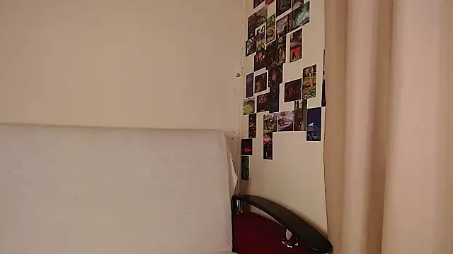 Snapshot of c0ralynx chatting on 11-12-25, 10:09 c0ralynx online show from 11-12-25, 10:09