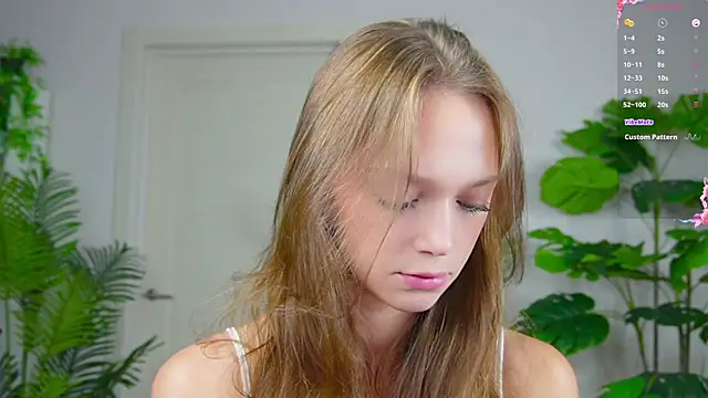 Snapshot of Sweet_Piece chatting on 09-21-25, 03:46 Sweet Piece online show from 09-21-25, 03:46