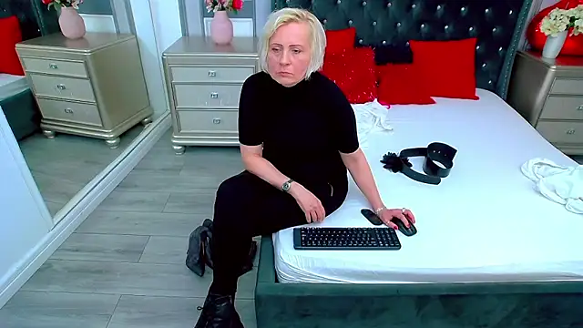 SuzzySun online show from 12-27-24, 12:34