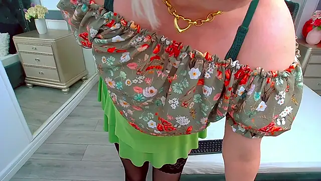 SuzzySun online show from 03-07-25, 05:17