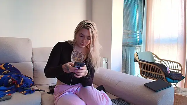 Snapshot of tattoobbgirl chatting on 01-19-26, 11:47 tattoobbgirl online show from 01-19-26, 11:47