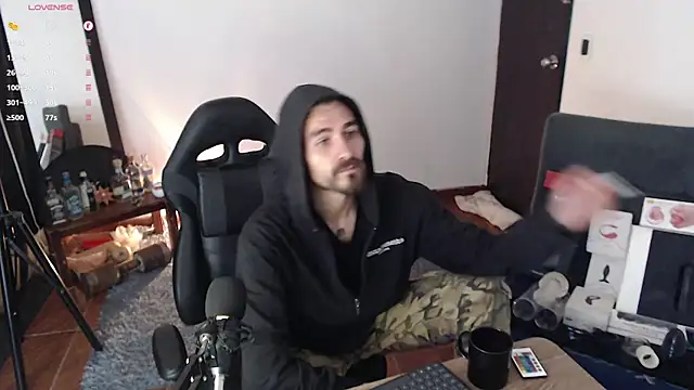 Snapshot of Aaron_malikk chatting on 10-21-25, 12:39 Aaron malikk online show from 10-21-25, 12:39