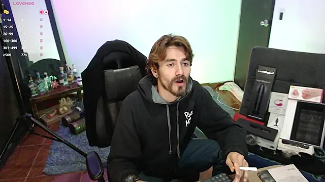 Snapshot of Aaron_malikk chatting on 10-24-25, 01:57 Aaron malikk online show from 10-24-25, 01:57