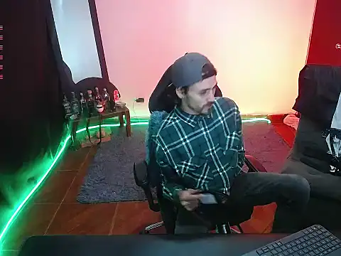 Snapshot of Aaron_malikk chatting on 10-31-25, 01:17 Aaron malikk online show from 10-31-25, 01:17