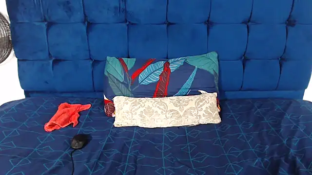 Snapshot of AriesCake chatting on 12-18-25, 11:38 AriesCake online show from 12-18-25, 11:38