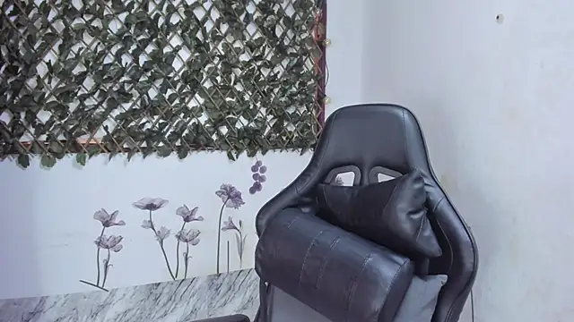 Sarahbrowm  online show from 10-20-25, 07:03