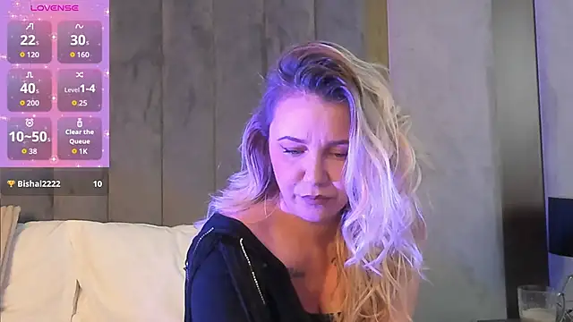 Snapshot of Sophie_Maeve chatting on 11-21-25, 04:44 Sophie Maeve online show from 11-21-25, 04:44