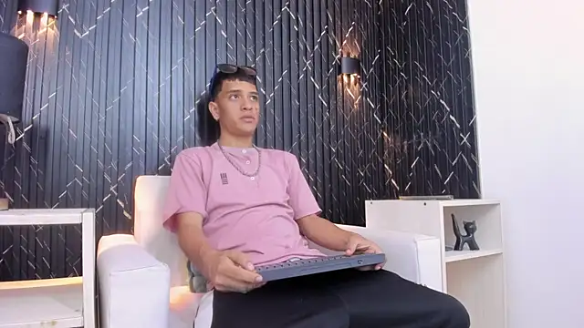 Snapshot of Matt_Ruso chatting on 11-06-25, 03:51 Matt Ruso online show from 11-06-25, 03:51