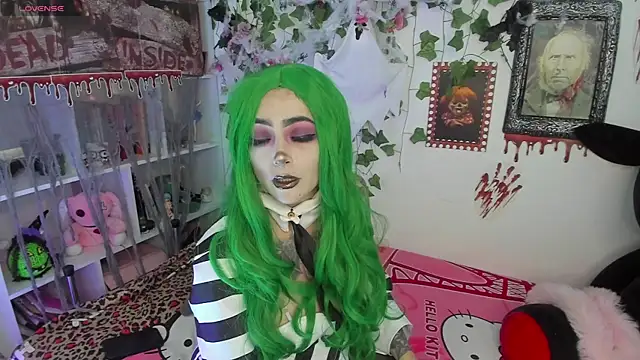 sarahminage  online show from 10-30-25, 05:13