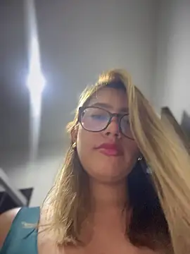 Snapshot of sara_calderon chatting on 10-21-25, 01:34 sara calderon online show from 10-21-25, 01:34