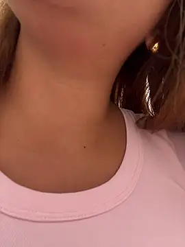 Snapshot of sara_calderon chatting on 11-18-25, 02:21 sara calderon online show from 11-18-25, 02:21