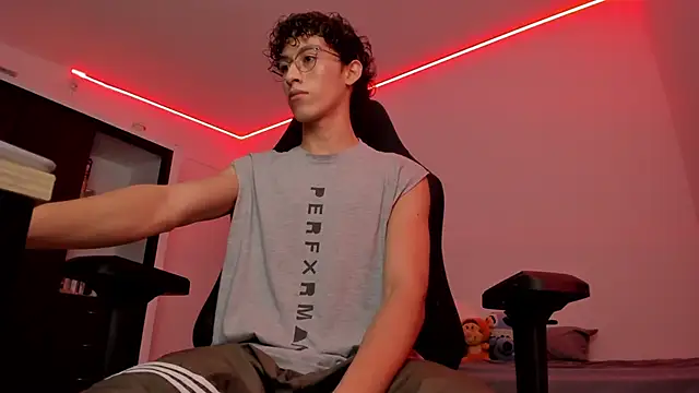 Snapshot of velvet_skyn chatting on 10-08-25, 04:10 velvet skyn online show from 10-08-25, 04:10