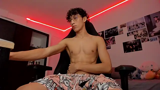 Snapshot of velvet_skyn chatting on 10-21-25, 06:36 velvet skyn online show from 10-21-25, 06:36