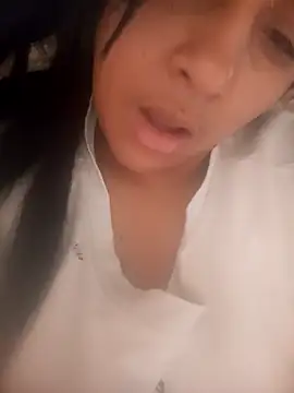 Snapshot of srtsara chatting on 11-05-25, 01:22 srtsara online show from 11-05-25, 01:22